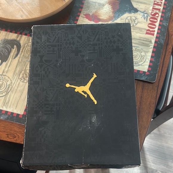 Red and Black Sneakers (USED VNDS) AIR JORDAN RETRO 4 - Picture 9 of 10